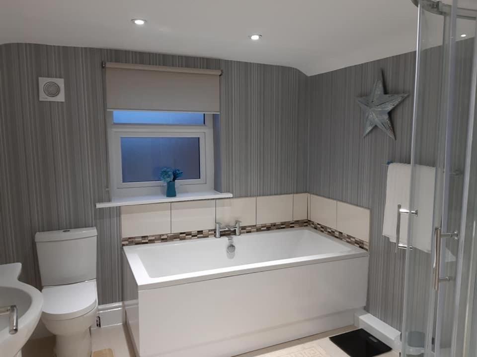 The New Accommodation Free Complementary Breakfast Tibshelf Exterior photo